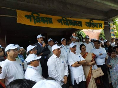 পরিষ্কার পরিচ্ছন্নতা অভিযানে মেয়র আতিকুল ইসলাম