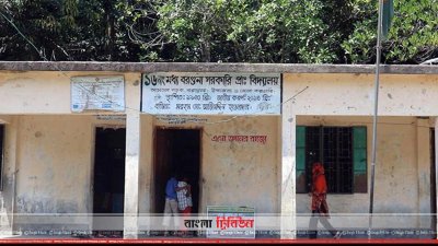 বিদ্যালয়টির শ্রেণিকক্ষের ছাদ ধসে পড়ে