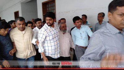 আদালতে গ্রিনলাইন পরিবহনের মালিক হাজী মো. আলাউদ্দিন (মাঝখানে সাদা শার্ট ও কালো প্যান্ট পরিহিত)