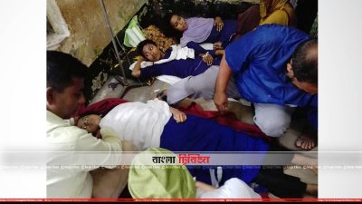 হাসপাতালে শিক্ষার্থীদের কয়েকজন (ছবি&ndash; প্রতিনিধি)