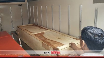 নুসরাতের মরদেহ গাড়িতে ওঠানো হচ্ছে