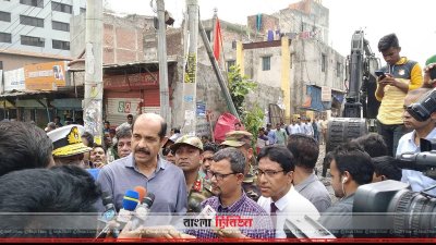 কালশী খাল পরিদর্শন শেষে সাংবাদিকদের সঙ্গে কথা বলছেন ডিএনসিসি&rsquo;র মেয়র