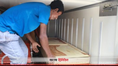 নুসরাতের মরদেহ গাড়িতে ওঠানো হচ্ছে