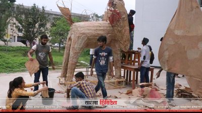 মঙ্গল শোভাযাত্রার থিম ঘোড়ার ডামির কাজে ব্যস্ত শিক্ষার্থীরা (ছবি&ndash; প্রতিনিধি)