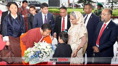 ভুটানের প্রধানমন্ত্রীকে ফুল দিয়ে শুভেচ্ছা জানাচ্ছে এক শিশু (ছবি- ফোকাস বাংলা)   