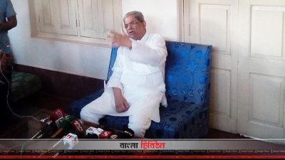 গণমাধ্যমকর্মীদের সঙ্গে কথা বলছেন মির্জা ফখরুল (ছবি&ndash; প্রতিনিধি)
