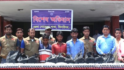 ফেনসিডিলসহ আটক তিনজন (মাঝে)