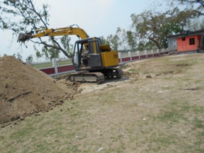 স্কুলের মাছ কেটে ভবন নির্মাণের কাজ চলছে