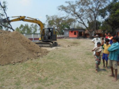 স্কুলের মাঠ কেটে ভবন নির্মাণের কাজ চলছে