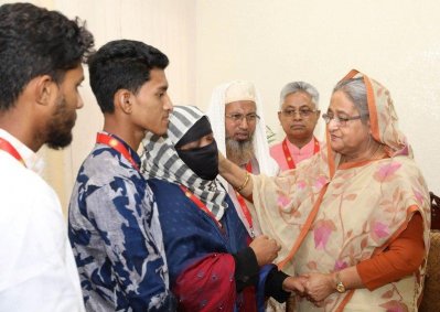 প্রধানমন্ত্রী শেখ হাসিনার সঙ্গে তার কার্যালয়ে দেখা করে নুসরাতের পরিবার। (ছবি: ফোকাস বাংলা)