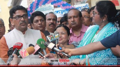 সাংবাদিকদের সঙ্গে কথা বলছেন মাহবুবউল আলম হানিফ (ছবি&ndash; প্রতিনিধি)