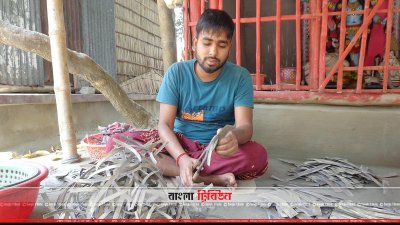 তাবিজ তৈরিতে ব্যস্ত কারিগর