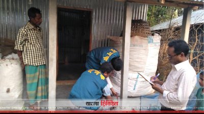 বাড়ির নির্মাণকাজ পরিদর্শন করছে দুদক টিম