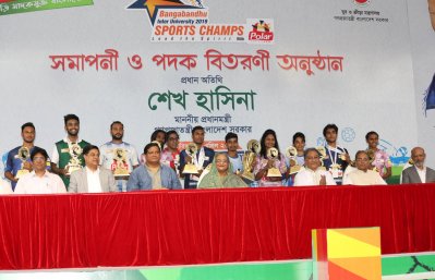 পুরস্কার বিজয়ীদের সঙ্গে প্রধানমন্ত্রী শেখ হাসিনা। ছবি-ফোকাস বাংলা