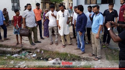 হাসপাতালের সামনে আবর্জনা, দেখছেন মাশরাফি (ছবি&ndash; প্রতিনিধি)