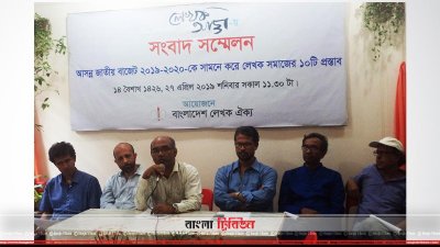 সংবাদ সম্মেলনে বক্তব্য দেন ফাহমিদুল হক