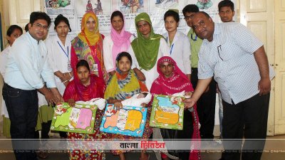 চিকিৎসকদের একটি দল খানসামা উপজেলা স্বাস্থ্য কমপ্লেক্সে প্রসুতিদের স্বাভাকিব প্রসবে উৎসাহিত করছেন
