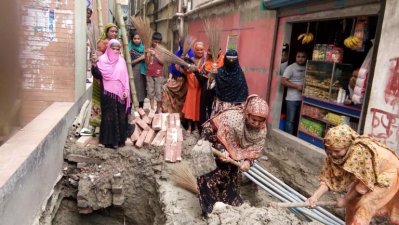 ঝাড়ু মিছিল শেষে নিজেরাই মাটি দিয়ে রাস্তা ব্যবহার উপযোগী করেছেন ভুক্তভোগীরা