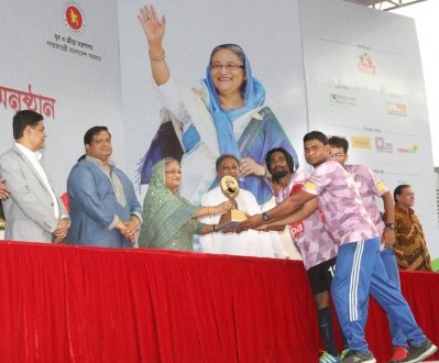 ফুটবল চ্যাম্পিয়ন গণবিশ্ববিদ্যালয় পুরস্কার নিচ্ছে। ছবি-ফোকাস বাংলা