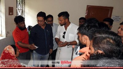 বিভিন্ন ওয়ার্ড ঘুরে দেখেন মাশরাফি (ছবি&ndash; প্রতিনিধি)