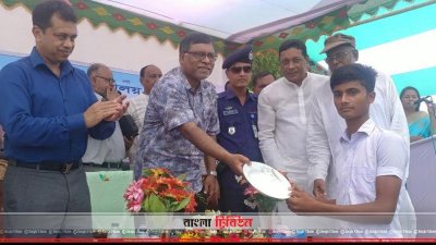 পুরস্কার বিতরণ করছেন স্বাস্থ্যমন্ত্রী (ছবি&ndash; প্রতিনিধি)