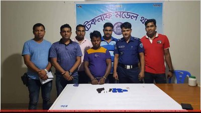 আটক দেলোয়ার (মাঝে হাত কড়া অবস্থায়) 