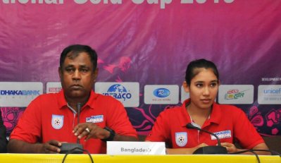সংবাদ সম্মেলনে কোচ গোলাম রব্বানী ও অধিনায়ক মৌসুমী