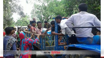 বজ্রাঘাতে নিহতের লাশ নিয়ে হাসপাতালে যাচ্ছে এলাকাবসী