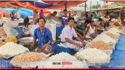 ‘স্নান’ উপলক্ষে মেলায় বিভিন্ন ধরনের মিষ্টির দোকান