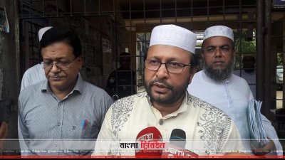 সাংবাদিকদের সঙ্গে কথা বলেন প্রফেসর এ কে এম সাইফ উল্যাহ