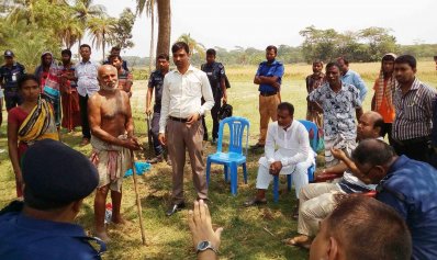 ঘটনাস্থলে স্থানীয় প্রশাসনের লোকজন