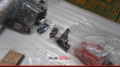 জঙ্গি আস্তানা থেকে উদ্ধার হওয়া অস্ত্র, গুলি, মোবাইল 