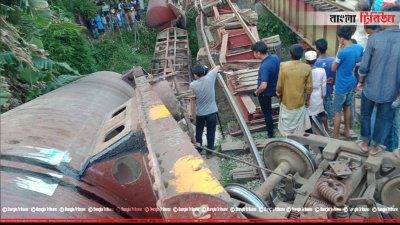 চট্টগ্রামে ফার্নেস অয়েল বহনকারী ওয়াগন লাইনচ্যুত