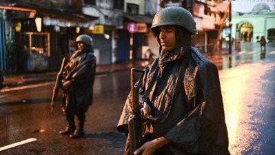 সতর্ক অবস্থায় শ্রীলঙ্কার নিরাপত্তা বাহিনীর সদস্যরা