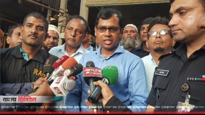 ফতুল্লায় ৪১০ টন পচা খেজুর জব্দ করার পর র&zwj;্যাব কর্মকর্তাদের ব্রিফিং