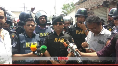 সাংবাদিকদের সঙ্গে কথা বলছেন বেনজীর আহমেদ