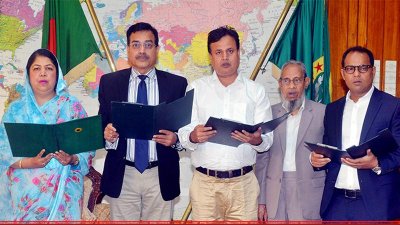 বিএনপির চার সংসদ সদস্যকে শপথবাক্য পাঠ করাচ্ছেন স্পিকার শিরীন শারমিন চৌধুরী। (ছবি: ফোকাস বাংলা)