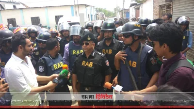 সাংবাদিকদের সঙ্গে কথা বলছেন বেনজীর আহমেদ