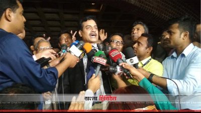 সাংবাদিকদের সঙ্গে কথা বলছেন হারুনুর রশীদ