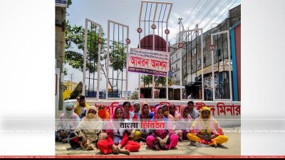 আশুলিয়ার বাইপাইল এলাকায় প্রেসক্লাবের সামনে শহীদ মিনার চত্বরে অনশনরত পোশাক শ্রমিকরা