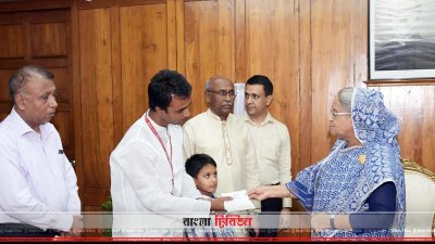 অনুদানের চেক তুলে দেন প্রধানমন্ত্রী শেখ হাসিনা