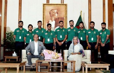 প্রধানমন্ত্রীর সঙ্গে বিসিবি সভাপতি ও ক্রিকেটাররা