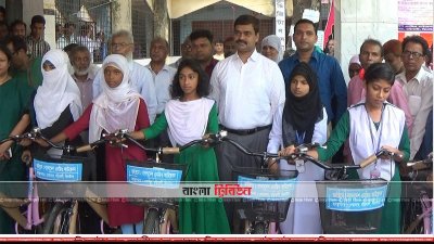 সাইকেল পাওয়া পর অতিথিদের সঙ্গে ছাত্রীরা