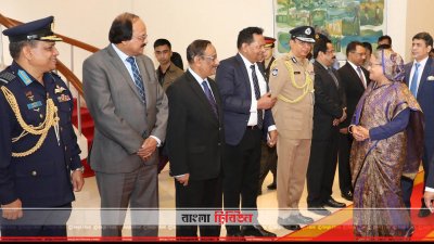 লন্ডনে যাওয়ার আগে কর্মকর্তাদের সঙ্গে প্রধানমন্ত্রী শেখ হাসিনা