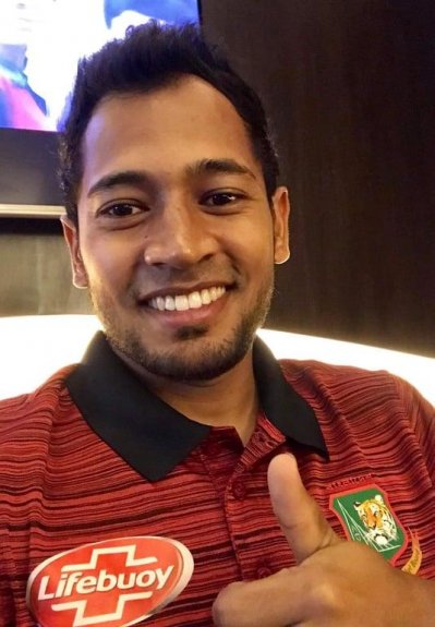 দেশ ছাড়ার আগে মুশফিকের সেলফি