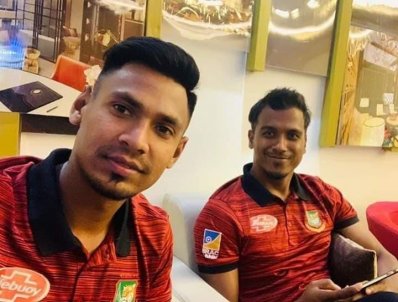 মোস্তাফিজের সেলফিতে রুবেল
