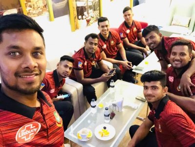 সাব্বিরের সেলফিতে বিশ্বকাপগামী বাংলাদেশ দলের কয়েক সদস্য