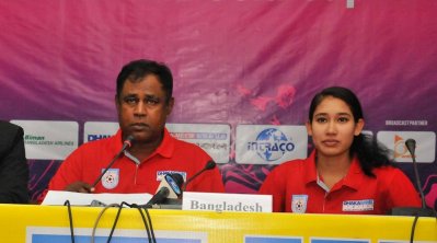 সংবাদ সম্মেলনে বাংলাদেশ কোচ গোলাম রব্বানী ছোটন ও অধিনায়ক মিশরাত জাহান মৌসুমী