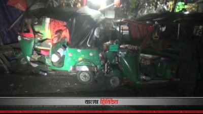 লক্ষ্মীপুরে নিয়ন্ত্রণ হারিয়ে রাস্তার পাশে দাঁড়ানো সিএনজি অটোরিকশায় ট্রাকের ধাক্কা