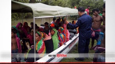 আটকে পড়াদের স্পিডবোটে নিয়ে আসা হচ্ছে 